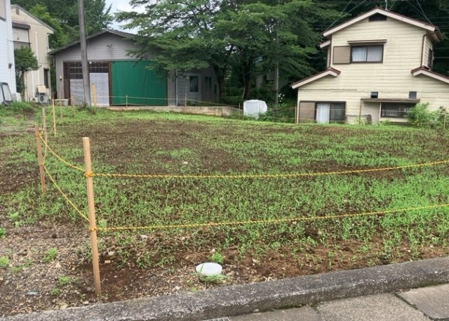 家を建てる場合、方位は要チェックです。現実的に日当たりのよい家ならばリビングは南側、建築基準法でも北側に当たる家への配慮は求められています。土地を見学に行く際は、方位磁針を持って行くようにしましょう。
