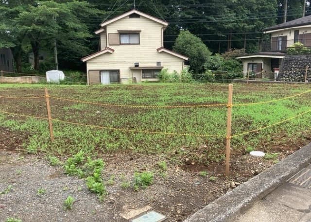 土地を買う際、住む地域の自治体や福祉の補助制度にも注目してみましょう。子供や老人の医療補助やゴミ出しのルールなど、自治体によってルールに大きな違いがあるため、暮らしやすい土地で判断するとよいでしょう。