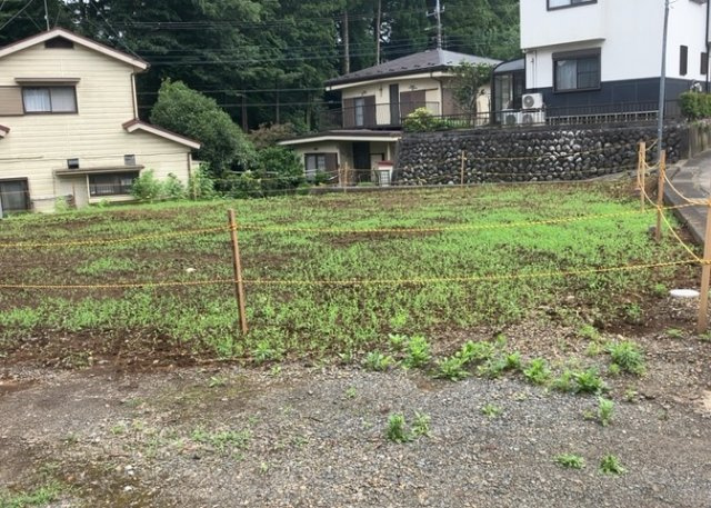 土地の前の道路に消火栓が設置されていることがあります。この場合、道路交通法第45条第1項により、駐車禁止の場所が指定されています。そのため、車庫などの駐車スペースをつくることができない場合があります。