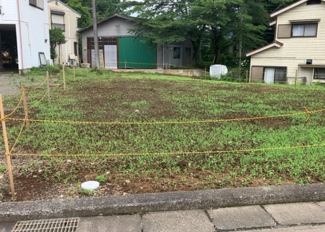 現地に行くなら、物件の周囲の地形がどうなっているかを見ることも大切です。周辺より低くなっている土地では、大雨などで水が集まりやすいため、地盤が弱くなっているということも考えられるため、注意が必要です。