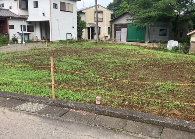 土地購入を検討されている場合、境界杭がない状態で購入してしまうと境界確定測量をする必要があり、費用がかかります。購入の前に、売主、隣土地所有者立ち合いのもと境界を確定し境界杭を設置するのがベストです。