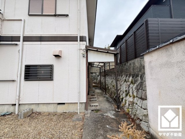 緑に囲まれた閑静な邸宅街なので、穏やかな環境で四季折々の自然を感じながらお過ごしいただけます。「剣谷登山口」まで徒歩3分でハイキングなども楽しめる立地です。