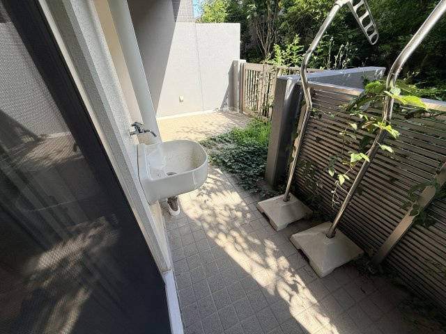 ゆったりとしたバルコニーは洗濯物もばっちり干せ、快適に過ごす空間の一つでもあります。