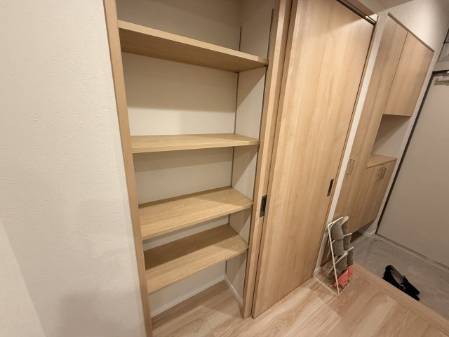 玄関近くに収納があるので、家族のお出かけグッズ等が収納できます♪