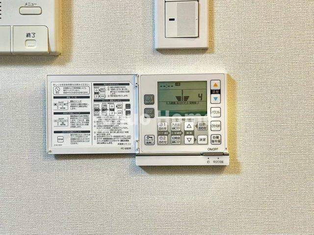【床暖房】冬は足元から暖めてくれる床暖房はエアコンとは違って埃が舞いませんので健康にも良さそうですね。