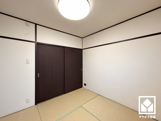 リビングに隣接しており、一体利用も可能です。子どもの遊び場、お昼寝スペース、家族のくつろぎ空間にも。和室があると、暮らしの幅がぐんと広がる。