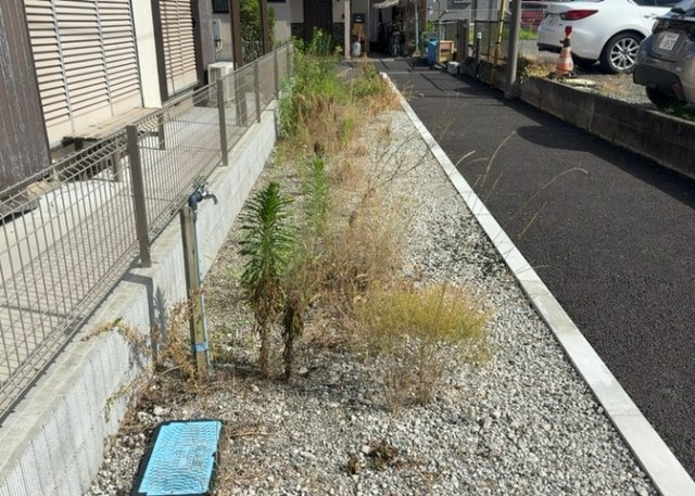 土地の前の道路に消火栓が設置されていることがあります。この場合、道路交通法第45条第1項により、駐車禁止の場所が指定されています。そのため、車庫などの駐車スペースをつくることができない場合があります。