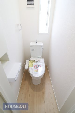 【トイレ】温水洗浄暖房便座付き。窓付きのトイレスペース。換気環境も良好です。