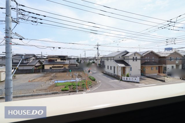 【建物からの眺望】バルコニーからの景色。十分な間隔が確保されております。