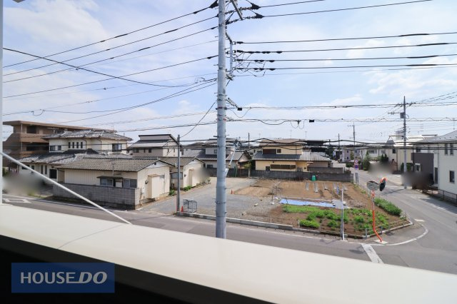 【建物からの眺望】バルコニーからの景色。十分な間隔が確保されております。