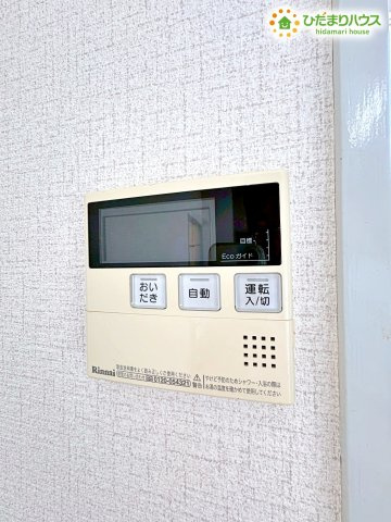 スイッチひとつで自動お湯沸かしや追い焚きが可能な便利な給湯器リモコン！家事の合間にワンタッチで操作できるため無駄な手間が省けるほか、毎日のお風呂タイムをいつでも適温で心地よく満喫できて快適です(^^)