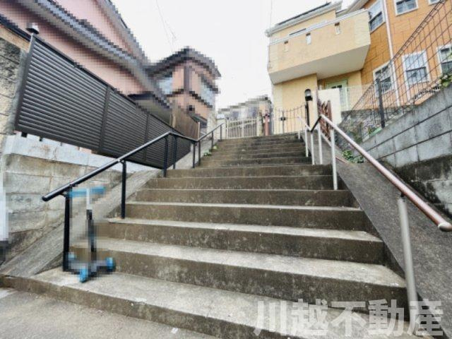 アプローチ部分の外階段、右半分が所有地となります