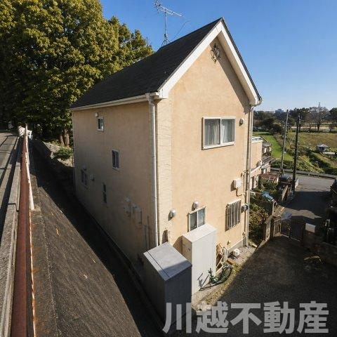 西側からの外観