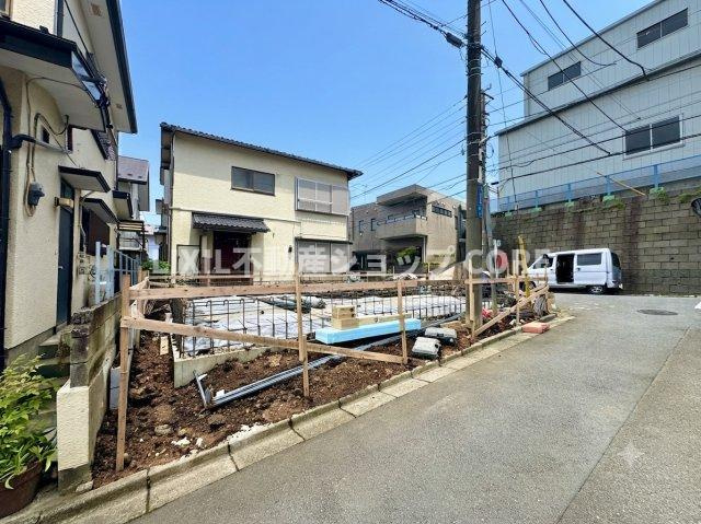 前面道路は閑静な住宅地をはしる車通りの少ない道路。お車の出し入れが苦手なママや小さなお子様にも安心　