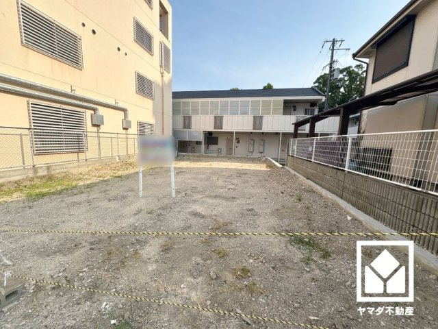長い滑り台とジャングルジムが一体になった大きな複合遊具や、広大なグラウンドが揃う「瓦林公園」まで徒歩5分。お子様が全身を使ってアクティブに遊べる環境で、子育て世帯の方にもお勧めです。