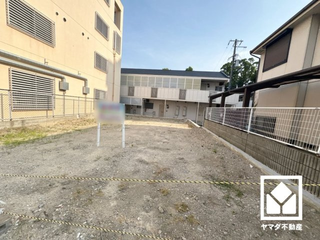 「瓦林公園」にはバラ園も整備されており、春・初夏・秋にはバラが見頃を迎えます。6月の二番花の時期のアガパンサスの青との競演も見事で、お散歩がてら気軽に立ち寄れる、四季を通じて楽しめる公園です。