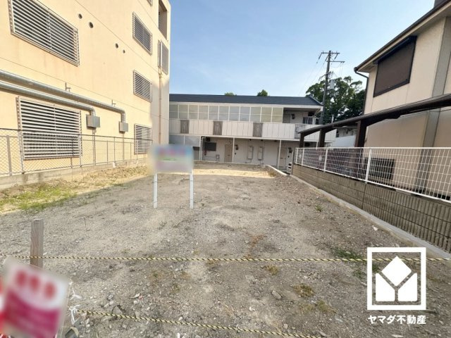 敷地北側に国道2号線が隣接しています。名神高速道路の西宮ICも一般道で約1.8kmと近く、大阪・京都・名古屋方面へのアクセスがスムーズ。休日のお出かけや通勤も快適なカーライフが叶います。