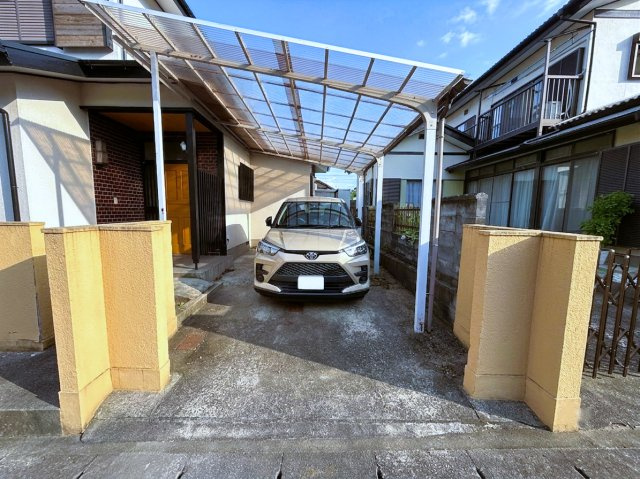 屋根付きカーポートを完備。雨の日も濡れずに乗り降りできます。