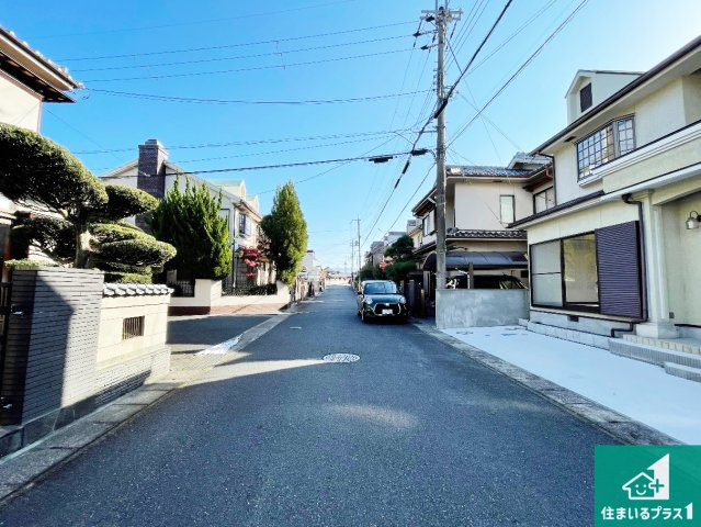 周辺は閑静な住宅街！前面道路広々で車の出し入れも便利です。駐車が苦手な方でも安心して車庫入れできます！