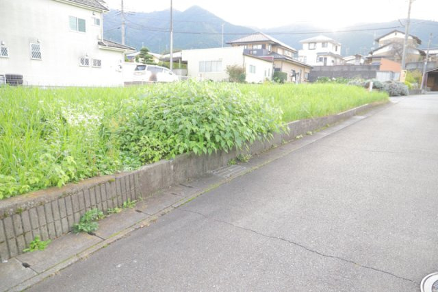 現地に行くなら、物件の周囲の地形がどうなっているかを見ることも大切です。周辺より低くなっている土地では、大雨などで水が集まりやすいため、地盤が弱くなっているということも考えられるため、注意が必要です。
