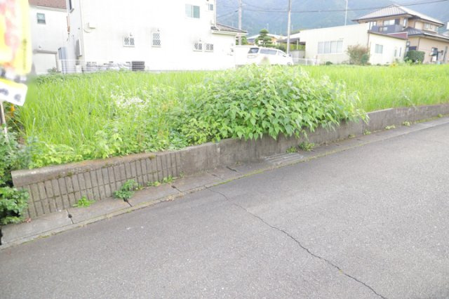 隣家の土地はどうなっているのか、生活利便施設が近くにあるのか、学校まで近いかなど、お客様のライフスタイルにあわせたイメージが重要です。また、近くにあると困る施設が近くにないかも確認するといいでしょう。