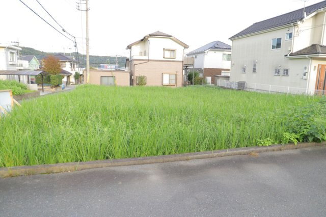 土地購入を検討されている場合、境界杭がない状態で購入してしまうと境界確定測量をする必要があり、費用がかかります。購入の前に、売主、隣土地所有者立ち合いのもと境界を確定し境界杭を設置するのがベストです。