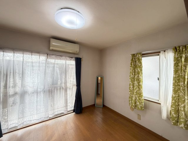 バルコニーに面した明るい洋室。大きな掃き出し窓からたっぷりの採光が得られます。シンプルな間取りで家具配置がしやすく、子ども部屋や書斎にも最適。エアコン付きで快適にお過ごしいただけます。