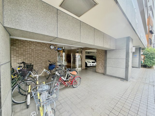 雨風から大切な自転車をしっかりと守れる屋根付きの駐輪場です。