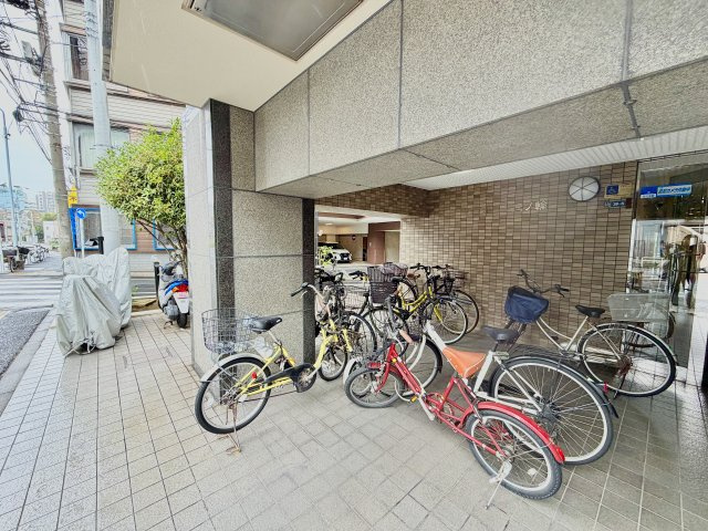 敷地内に確保された使い勝手の良い駐輪場スペースです。