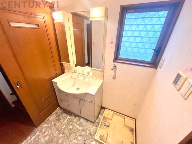 化粧品や洗顔料、歯ブラシなどの必需品をまとめて置ける収納スペースがあり、使用するたびに取り出す手間が省けます。また、水回りのため、濡れても大丈夫な素材が使用されており、お手入れが簡単です。