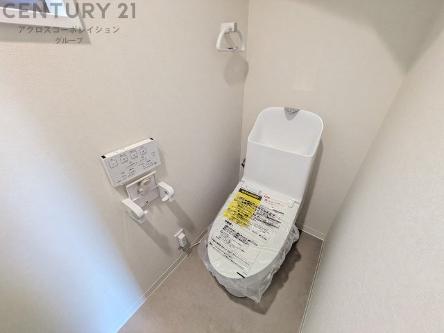 温水洗浄便座付トイレは温水洗浄機能により、暖かい水でおしりを洗浄することができ、冷たい水を使う従来の便座に比べ、温水洗浄機能で暖かいトイレを提供し、快適な使用を可能にします。