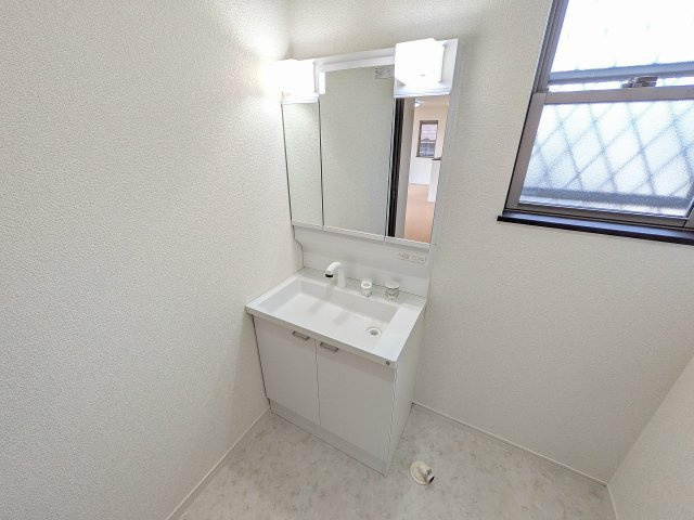 ～3面鏡付きの独立洗面台　細々している物をスッキリ収納出来ます～