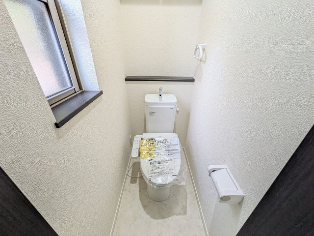 ～新規交換済、暖房温水洗浄機能付きトイレ　冬場は特に嬉しい機能ですね～