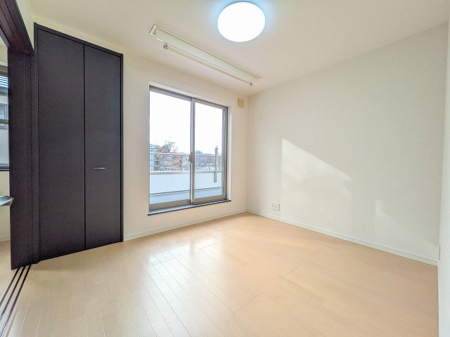 ～2階バルコニーに面している5.25帖の洋室です～