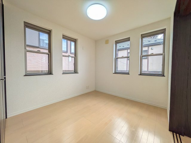 ～2階5.25帖の洋室　2面採光で明るく風通しの良いお部屋です～