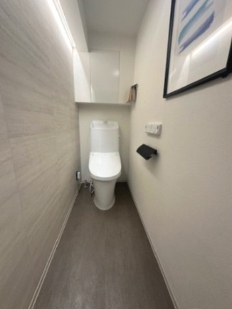 温水洗浄便座付のトイレで、冬の寒い時期でも快適！汚れた時にはサッと拭けて衛生的です。