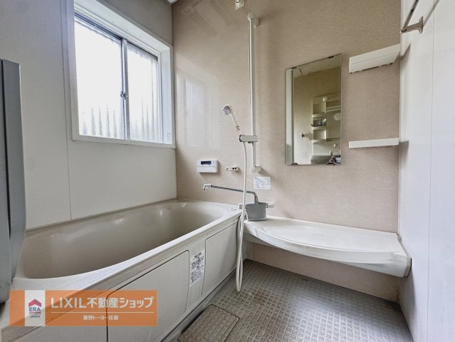 小窓のあるお風呂は換気もしっかりできるのでカビ予防もばっちり。毎日のお掃除も楽になりますね。