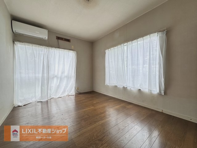 1階洋室。2面採光の明るい室内。お部屋からお庭にもでられます。