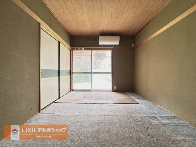 和室もございます。客室としてもご利用いただけますね。収納もあるので来客用のお布団などもしっかり収納できます。