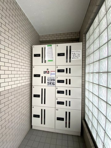 24時間いつでも荷物が受け取れる便利な宅配ボックスを設置しております。外出中やお仕事で忙しい日でも配達時間を気にせず荷物を受け取れるため、日々の暮らしの利便性が向上します。