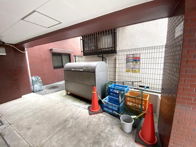 敷地内にしっかり管理された専用のゴミ捨て場を完備しております。清掃が行き届いた衛生的な環境が保たれており、毎日のゴミ出し作業もストレスなくスムーズに行っていただくことができます。