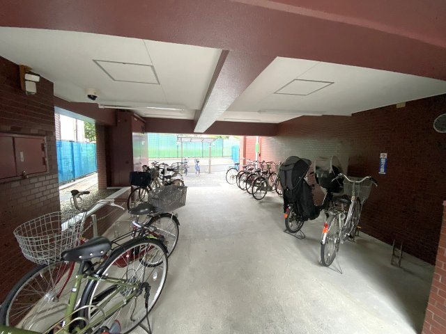 屋根付きの敷地内駐輪場を完備しております。大切な自転車を雨風からしっかりと守ることができ、毎日の通勤・通学、お買い物などで日常的に自転車をご利用される方に大変嬉しい便利な設備です。