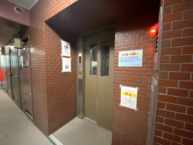 日々の昇り降りを快適にサポートするエレベーターを完備しております。重い荷物を持っている日やベビーカーでの移動時にもスムーズに各階へ移動でき、快適な生活空間を提供してくれます。