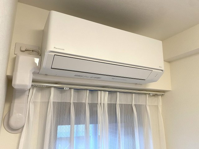 新規設置された快適なエアコンです。お引っ越しの初日からすぐに快適な室温で過ごせるため、初期費用や設置の手間を抑えられます。暑い夏や寒い冬でも季節を問わず快適な室内環境をサポートしてくれます。