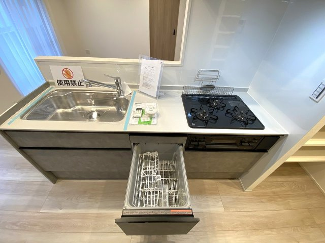毎日の家事負担を大幅に軽減してくれる便利で機能的な食器洗い乾燥機を完備しております。手洗いよりも節水効果が期待できるほか、高温洗浄で油汚れもしっかり落とせるため非常に衛生的な設備です。