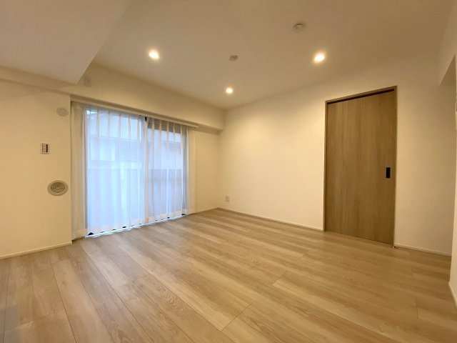 別角度から見渡したリビングダイニングの風景です。シンプルで飽きのこない内装デザインが採用されており、お好みのインテリアや家具を自在に配置して理想の住空間づくりを楽しんでいただけます。