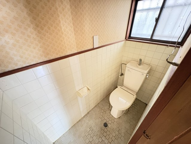 窓付きで換気がしやすいトイレスペースです。自然光も入るため明るく、清潔感のある空間となっています。シンプルな造りで日常的に使いやすく、換気もしやすいため湿気やにおいがこもりにくいのもポイント。