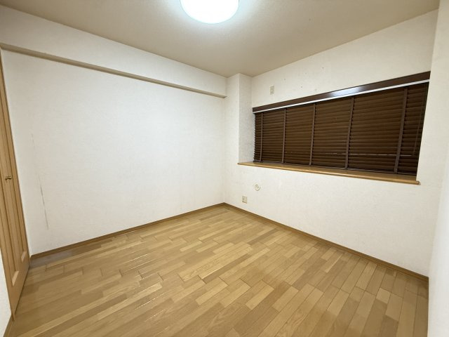 約5.3帖の洋室は子ども部屋や書斎として使いやすいサイズです。シンプルな間取りのため家具の配置がしやすく、使い勝手の良い居室です。クローゼットも備わっており、衣類や日用品の収納にも便利です。