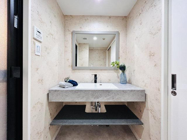 ☆Wash　Room☆ホテルライクな住空間に調和する、洗練されたワイドカウンタータイプの洗面台。