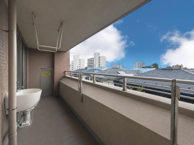 ☆Balcony☆ゆったりとしたバルコニーは洗濯物もばっちり干せ、快適に過ごす空間の一つでもあります。